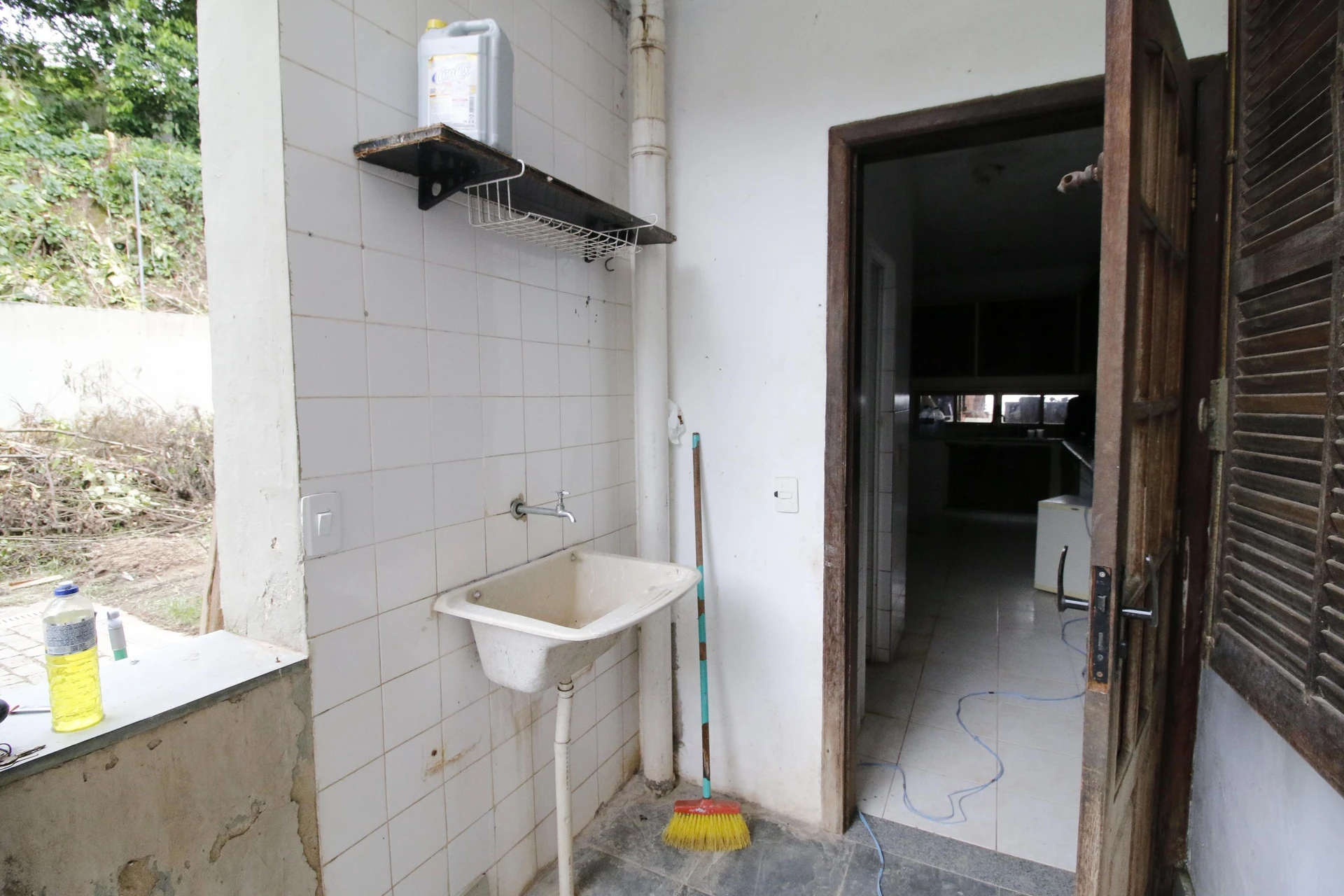 500 m² house with floor-to-ceiling windows and a bathtub — photo 18
