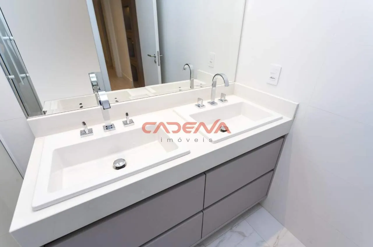 Unfurnished 4-bedroom apartment with private BBQ — photo 13