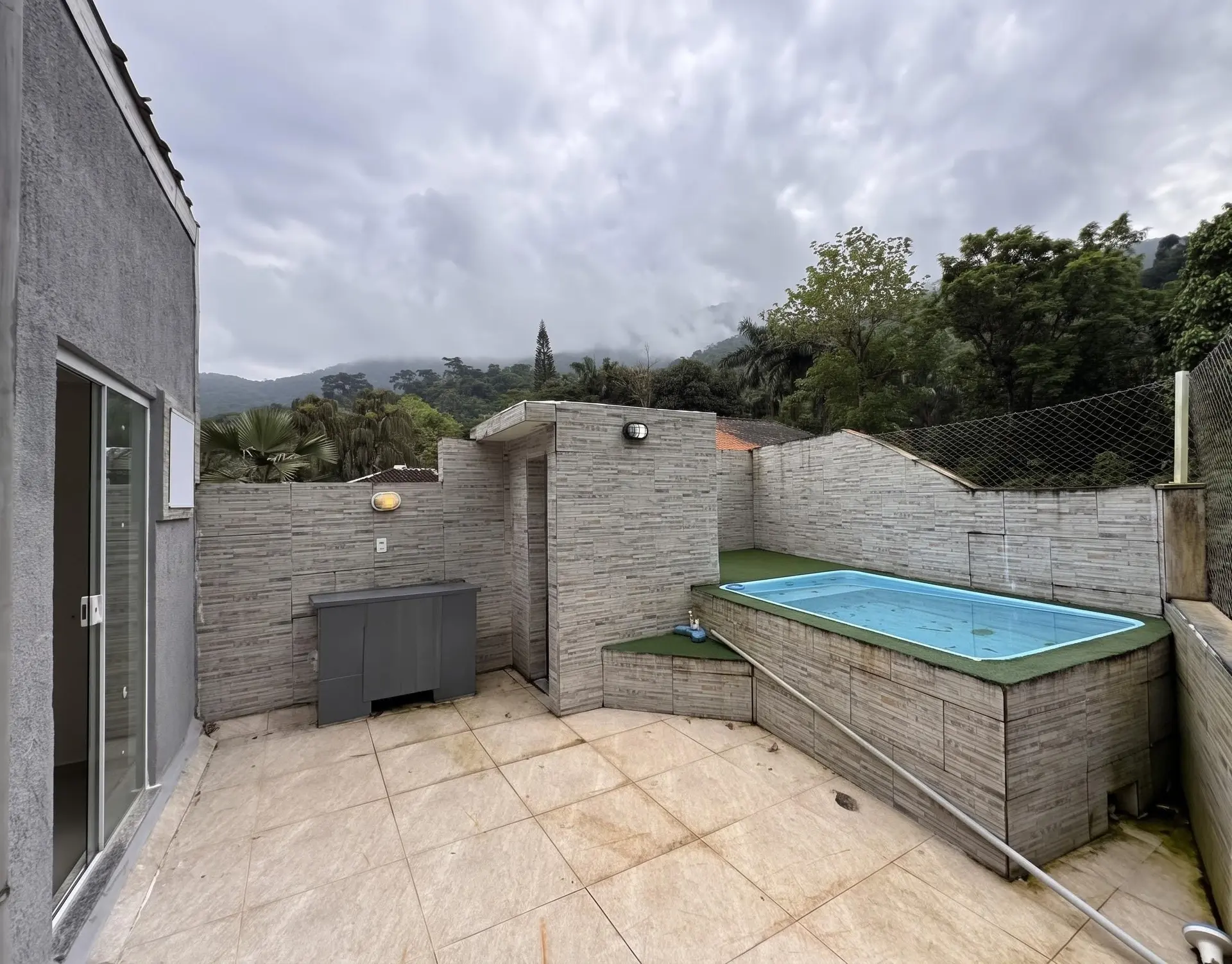Balcony with a grill in a 2-bedroom house, 165 m² — photo 5