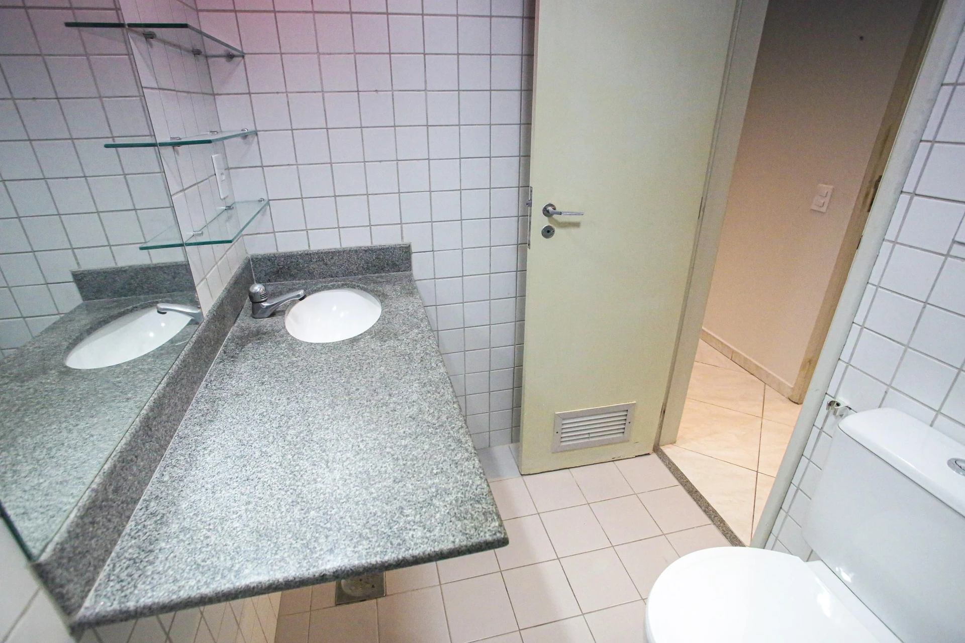 Квартира с 2 спальнями, в доме есть тренажёрный зал — photo 13