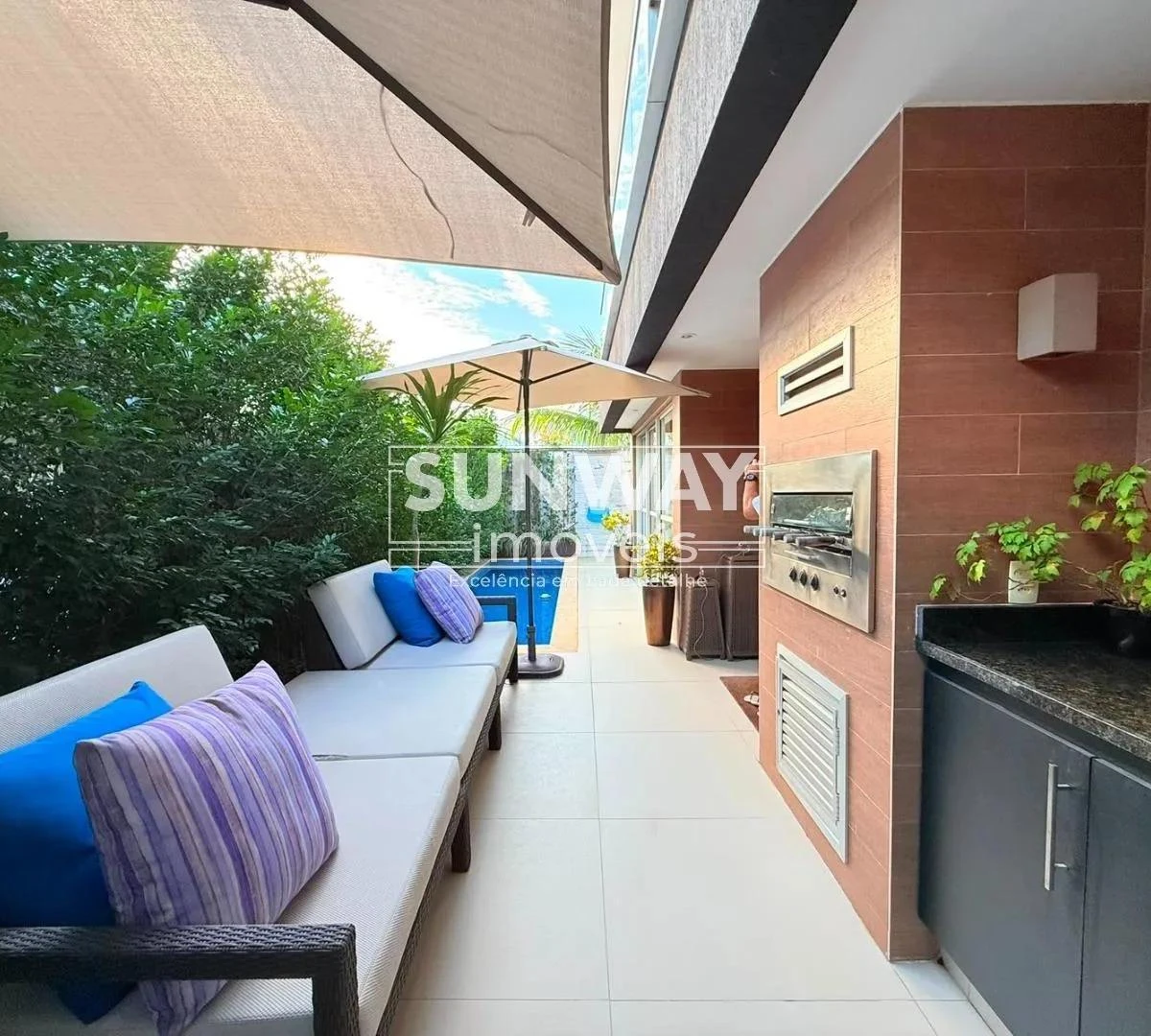 Balcony with a grill in a 4-bedroom house, 253 m² — photo 10