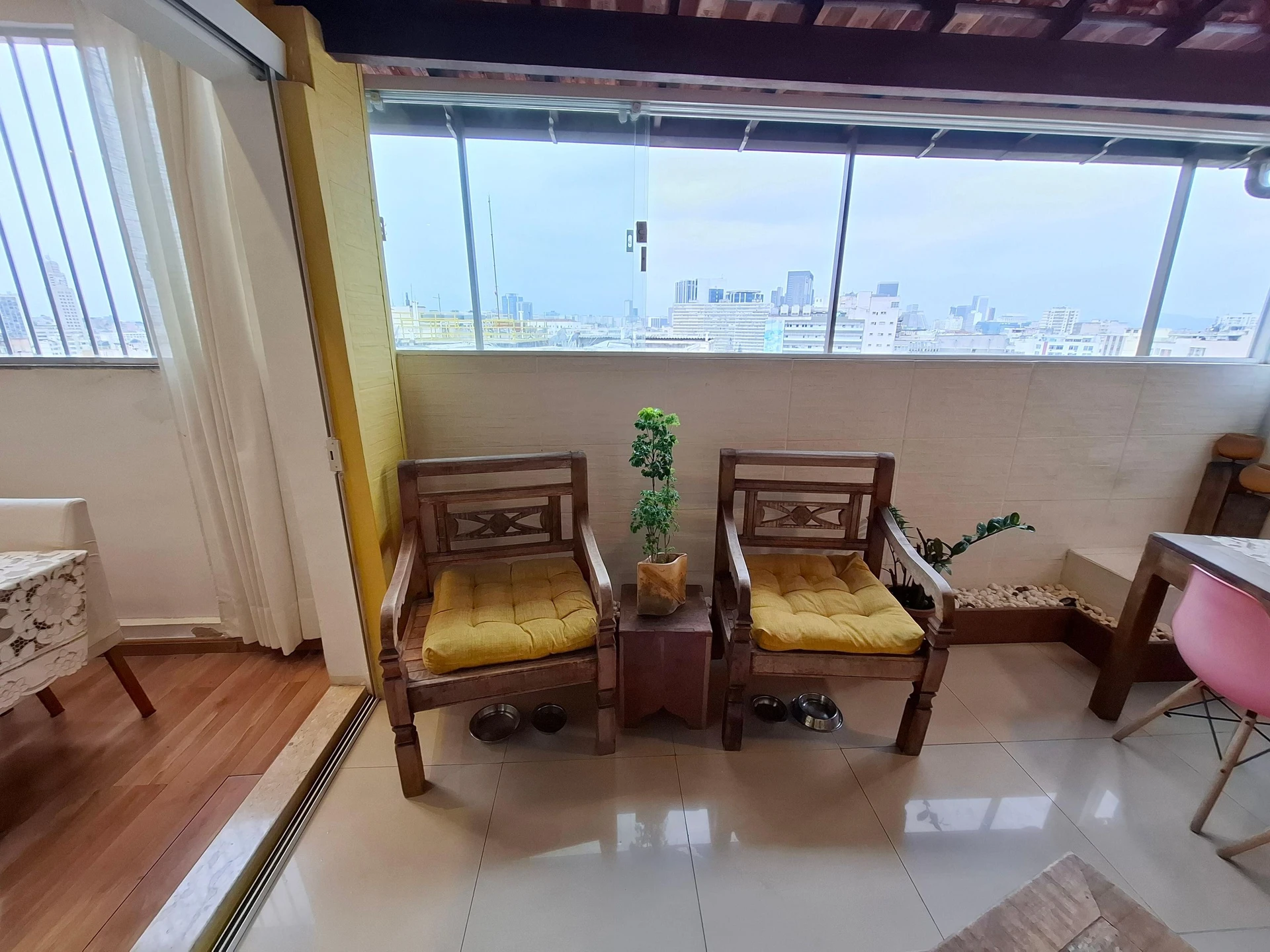 Balcony with a grill in a 2-bedroom apartment, 90 m² — photo 29