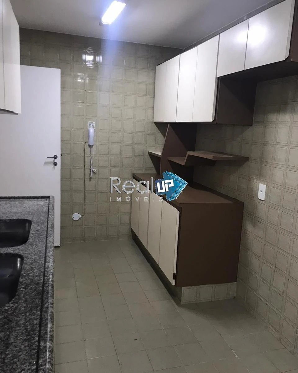 Квартира з 3 спальнями та дерев'яною підлогою або ламінатом — photo 24