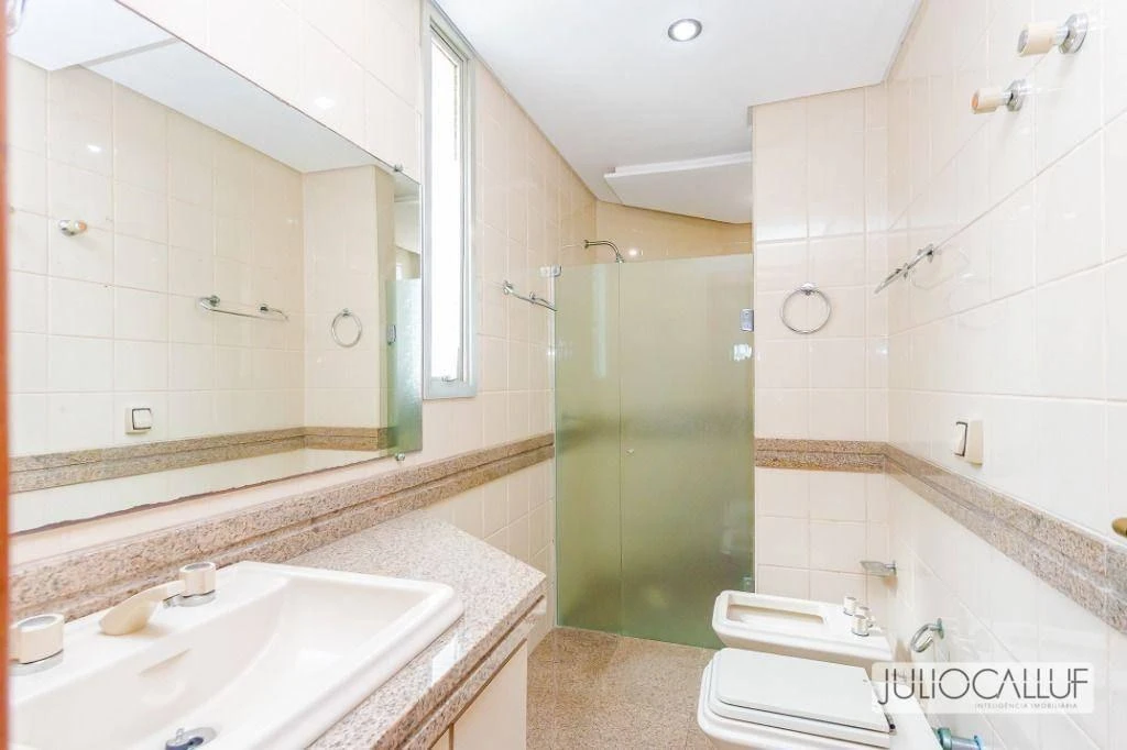 Застеклённый балкон и 3 спальни: квартира 151 м² — photo 31