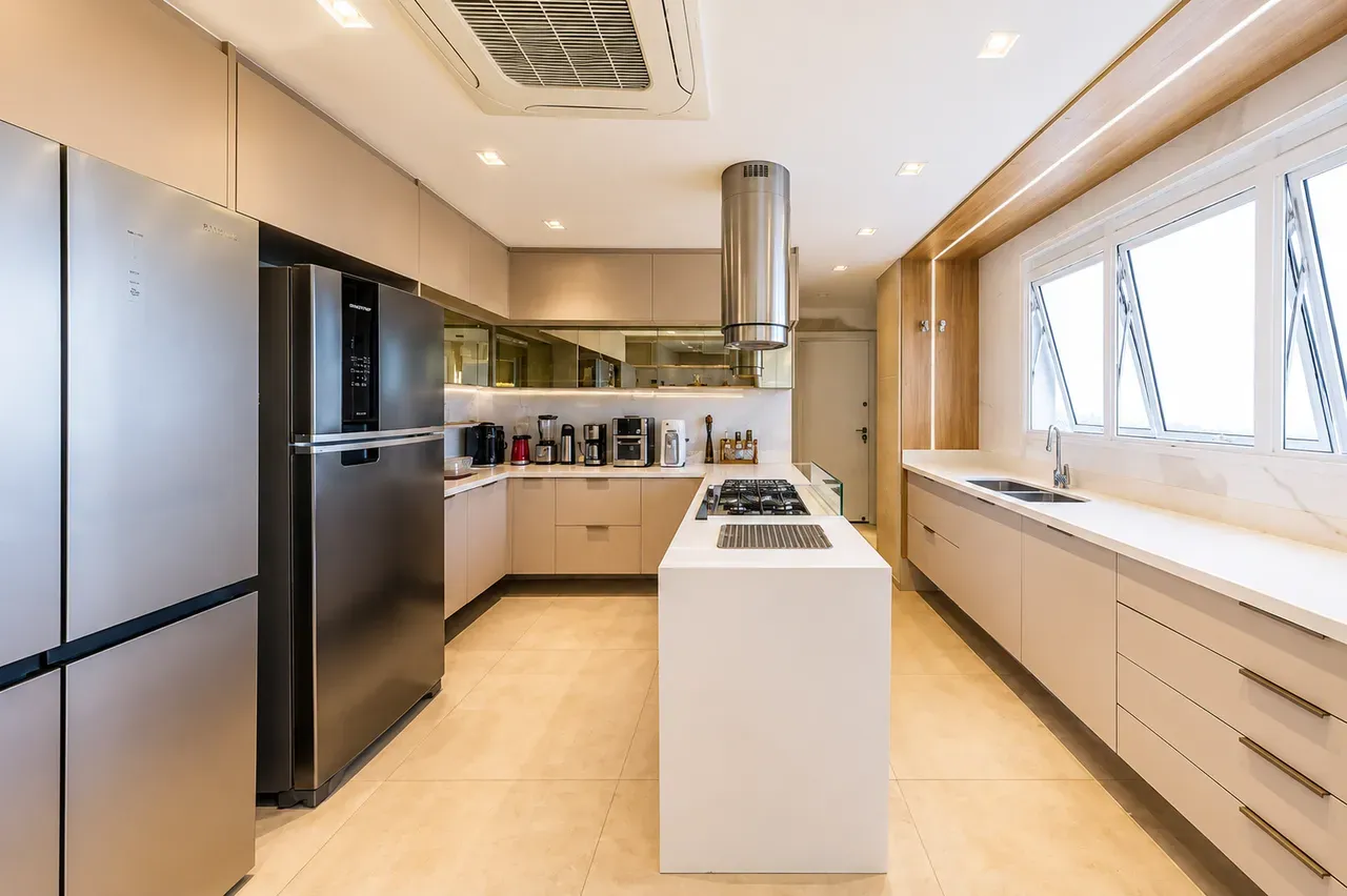 Furnished apartment, 266 m², with floor-to-ceiling windows — photo 2
