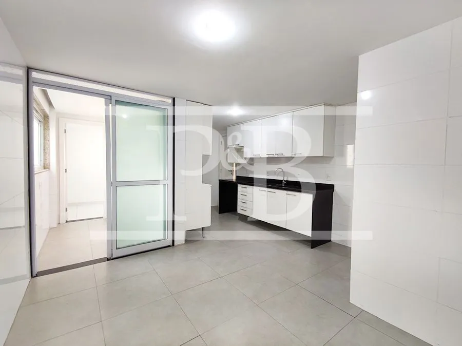 4-bedroom apartment with balcony, 300 m² — photo 30