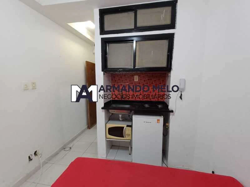 Unfurnished studio with fitted kitchen cabinets and 1 bath — photo 4