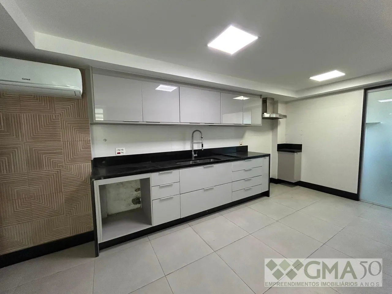 Unfurnished 3-bedroom apartment with a closed kitchen — photo 5