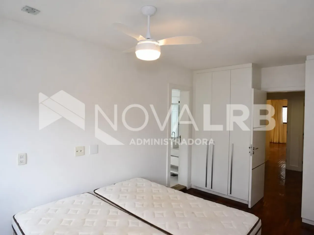 4-bedroom apartment with enclosed glass balcony — photo 22