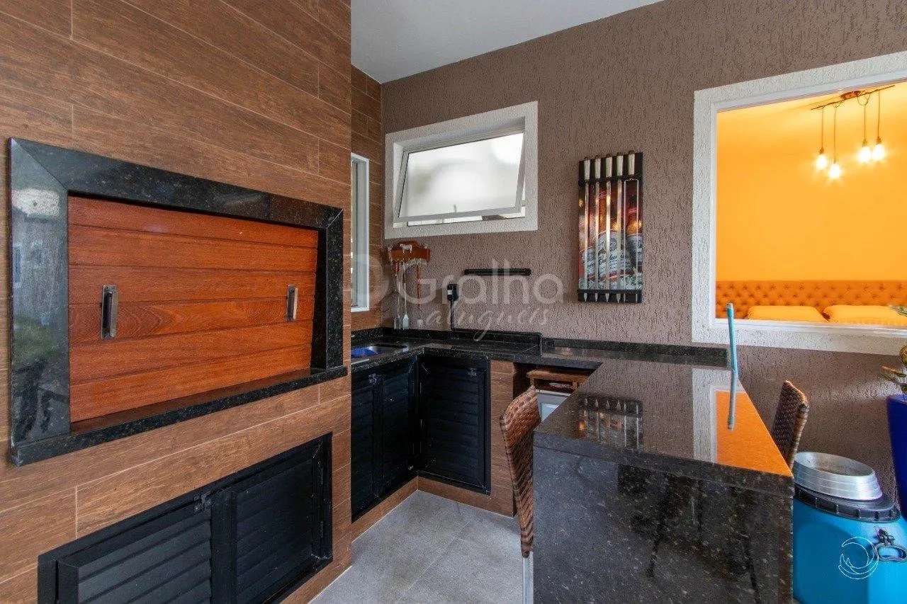 5-bedroom house with a fireplace in Florianópolis — photo 26