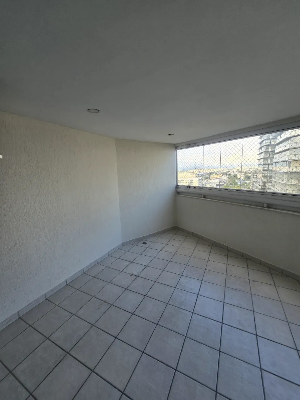 4-bedroom apartment with 3 bathrooms and a balcony — photo 11