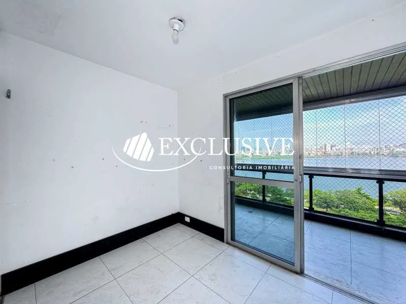 Residential apartment with 4 bedrooms and enclosed balcony — photo 3