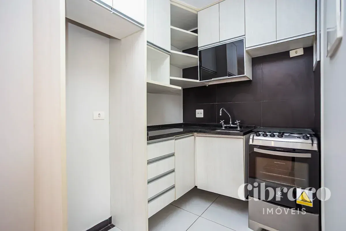 One-bedroom apartment in a building with a gym — photo 2