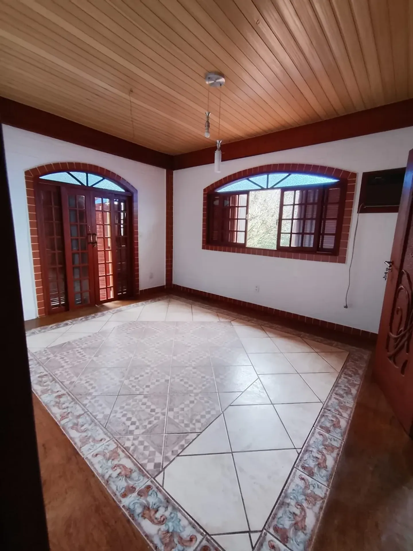 3-bedroom house with a bathtub — photo 10
