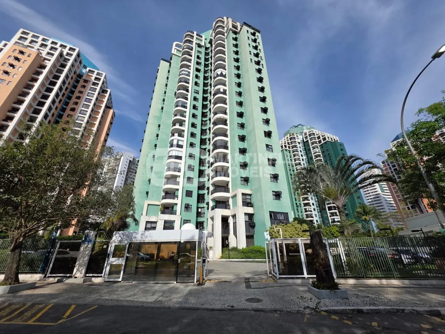 Unfurnished apartment with 3 bedrooms and 5 bathrooms