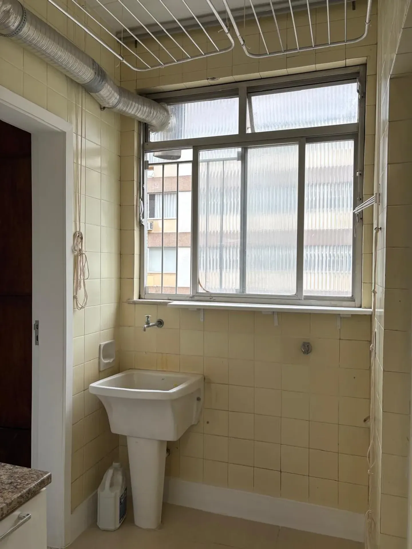 3-bedroom apartment with a bathtub — photo 4