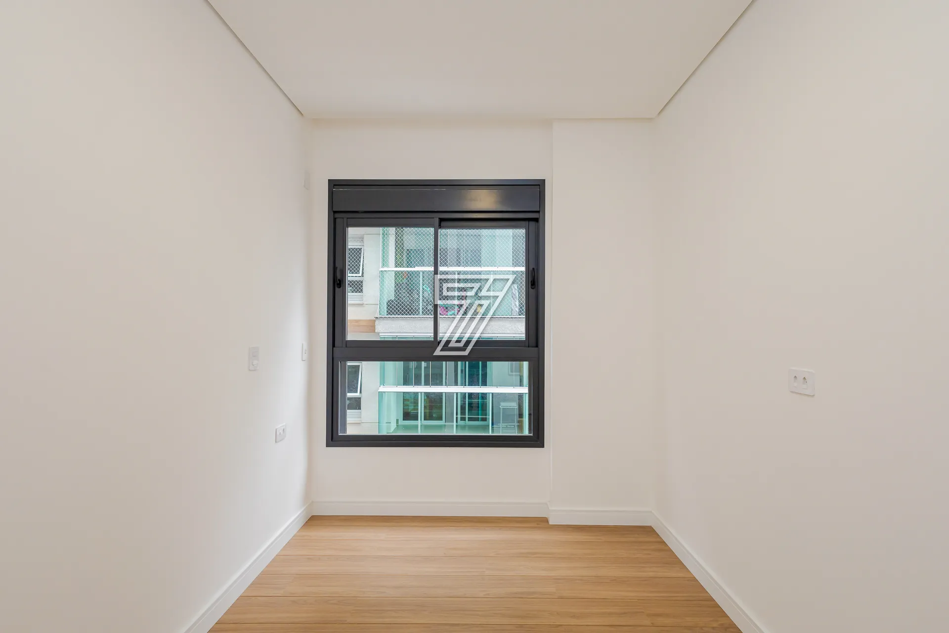 2-bedroom apartment with suite, open kitchen and 2 parking — photo 47