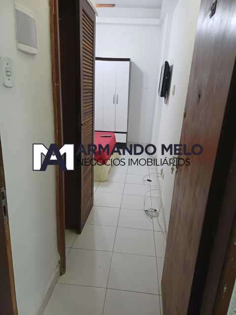 Unfurnished studio with fitted kitchen cabinets and 1 bath — photo 12