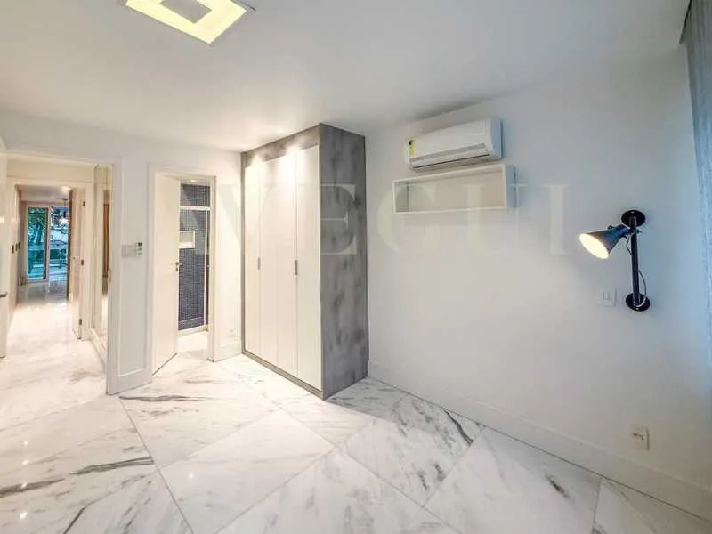 Furnished apartment, 136 m², with a glass-enclosed balcony — photo 23