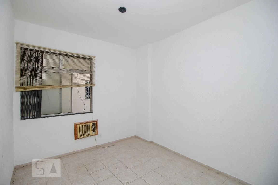 1-bedroom apartment with kitchenette and stove — photo 12