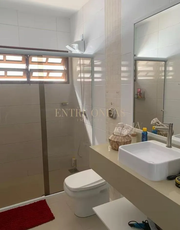 Walk-in closet in a 5-bedroom house, 400 m² — photo 27
