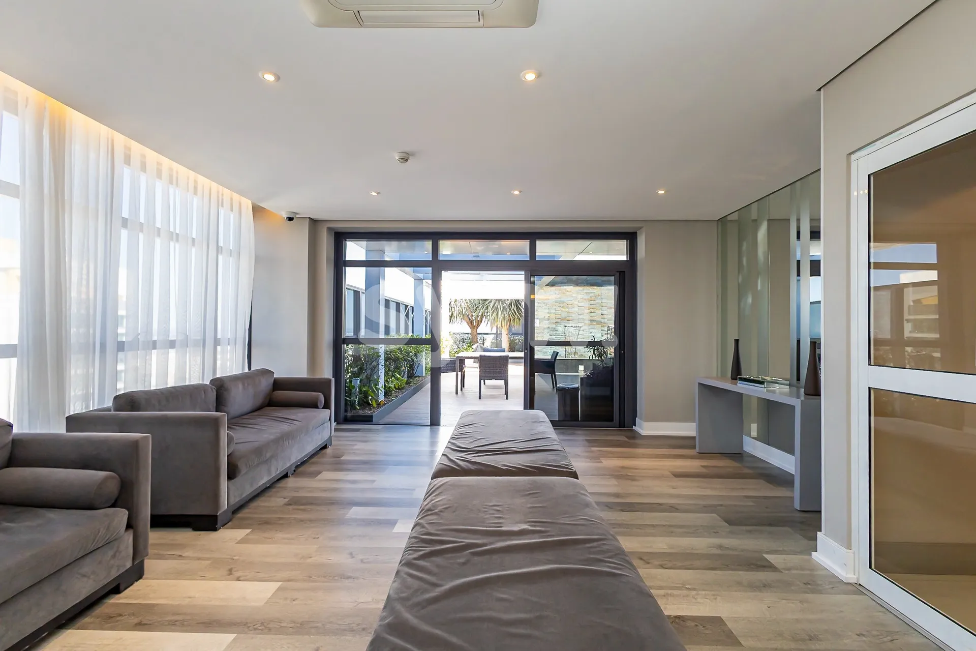 Furnished 2-bedroom apartment with a balcony grill — photo 36