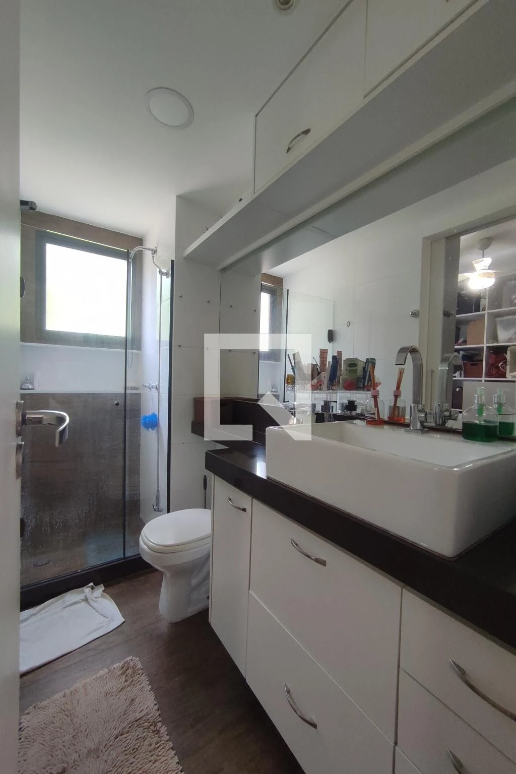 Apartamento de 89 m² com janelas do piso ao teto e closet — photo 81