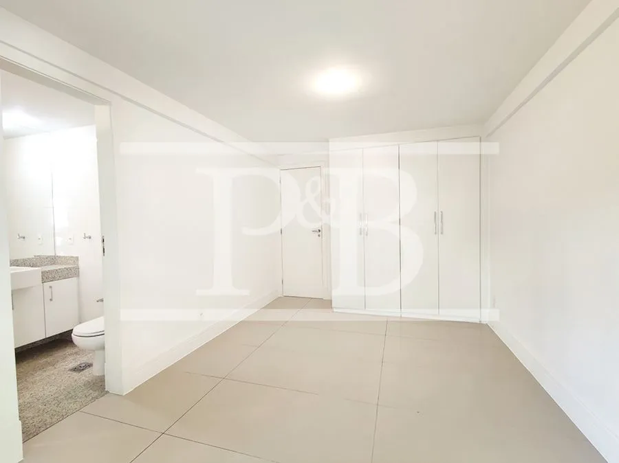 4-bedroom apartment with balcony, 300 m² — photo 25
