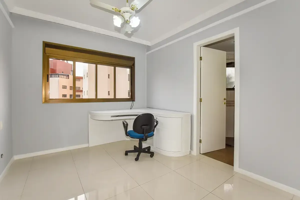 2-bedroom apartment with a home office — photo 30