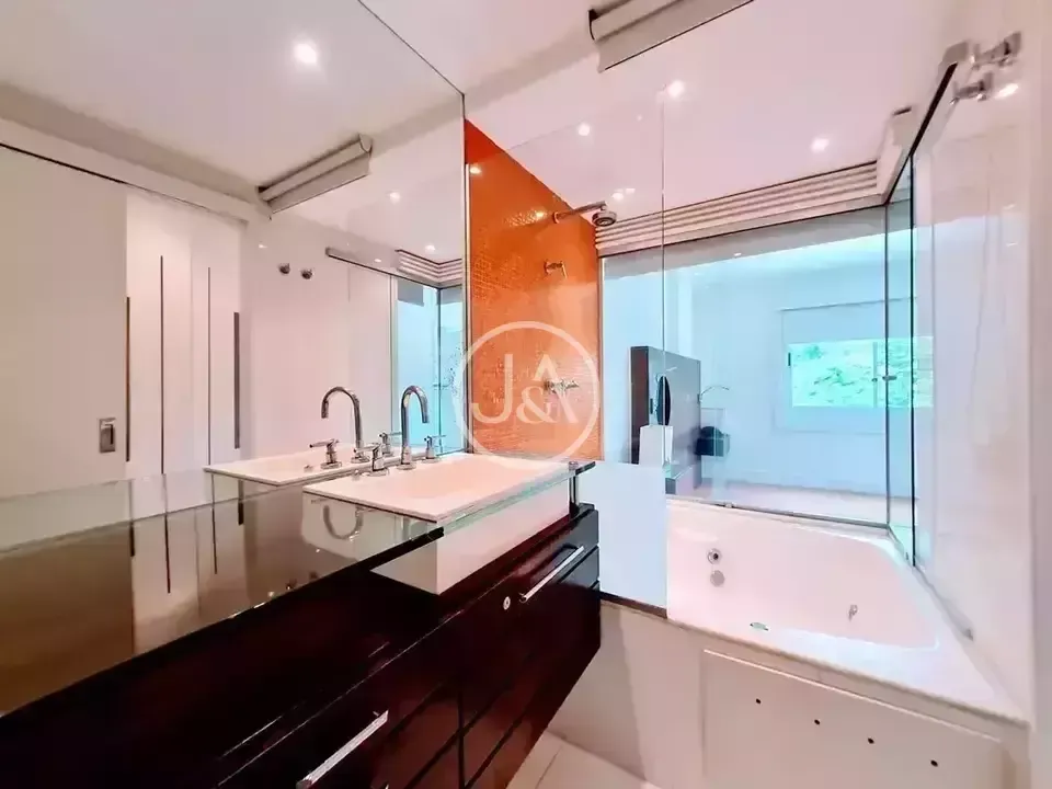 Furnished 2-bedroom apartment with 3 bathrooms — photo 11