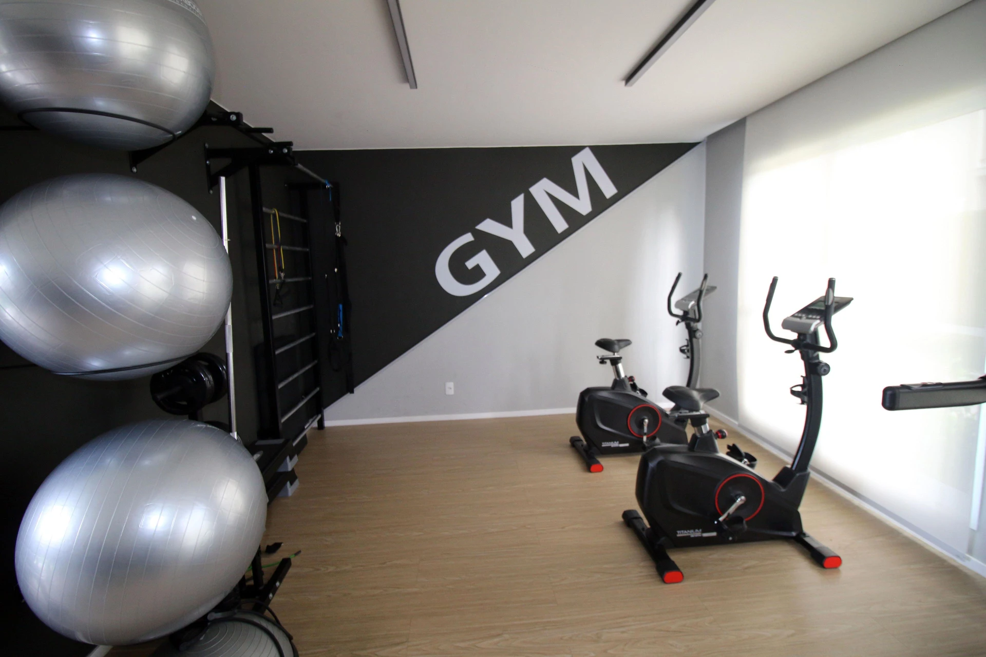 2-bedroom apartment in a building with a gym — photo 19