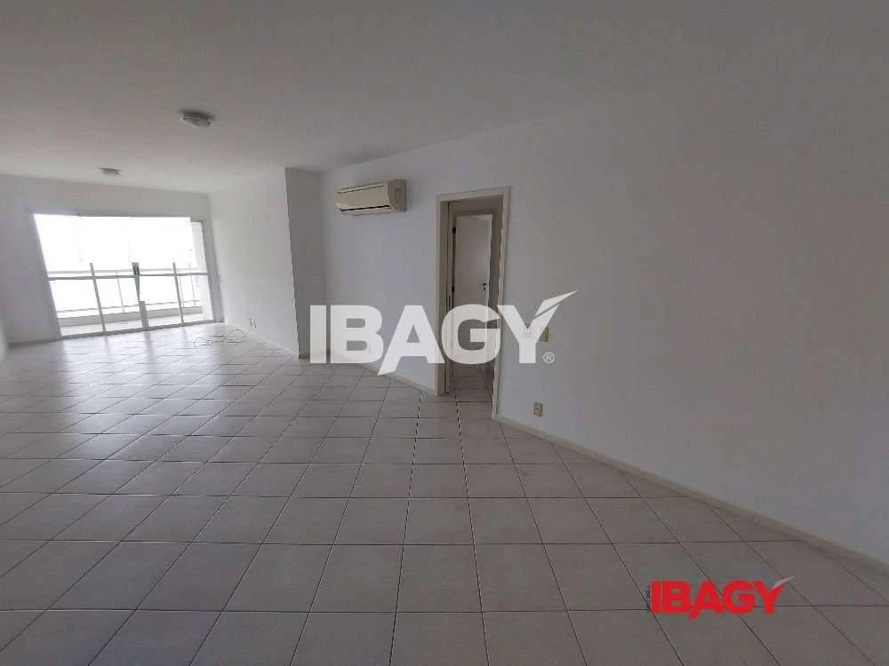 3-bedroom apartment with 2 parking spaces and 151 m² — photo 3