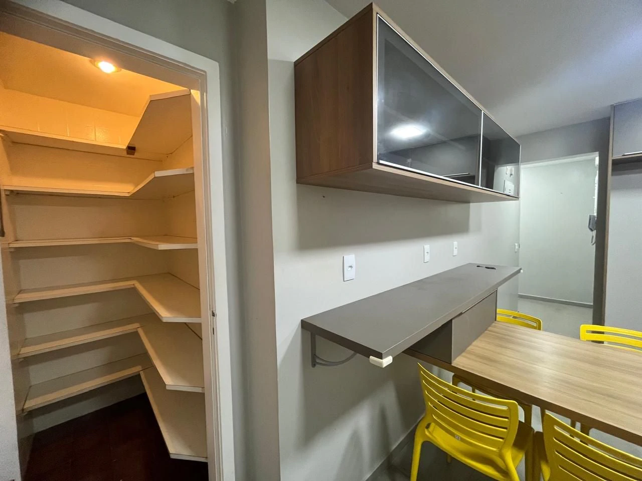 Glass-enclosed balcony in a 3-bedroom apartment, 160 m² — photo 15