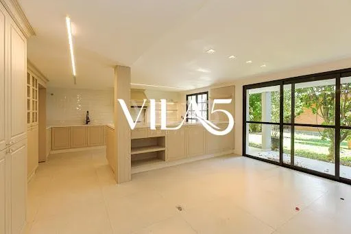 3-bedroom house with a bathtub in Curitiba — photo 36