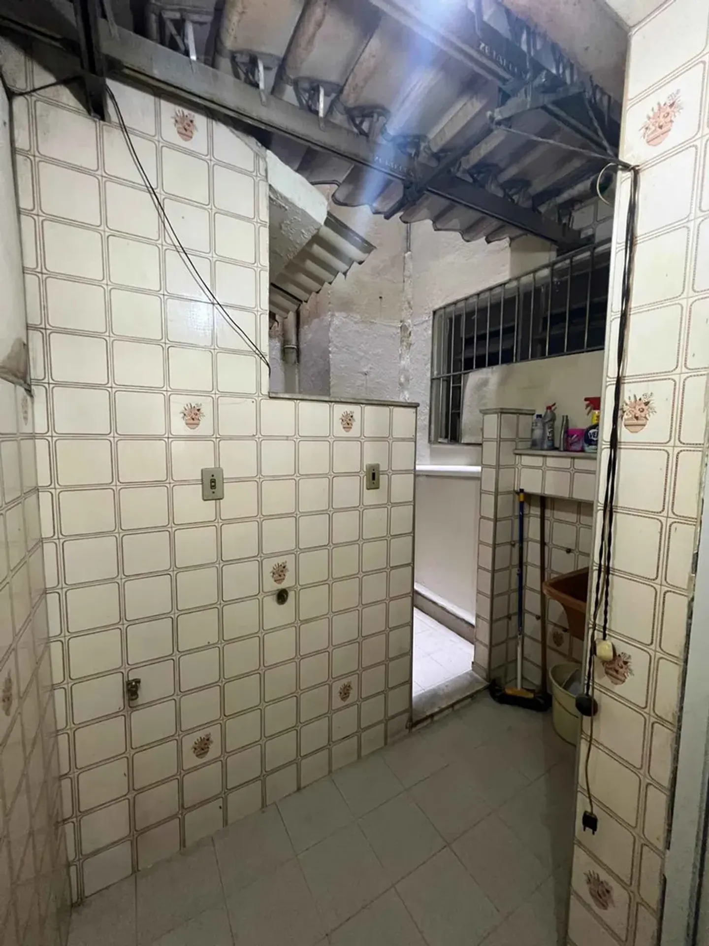 Квартира з 2 спальнями та дерев'яною підлогою або ламінатом — photo 21