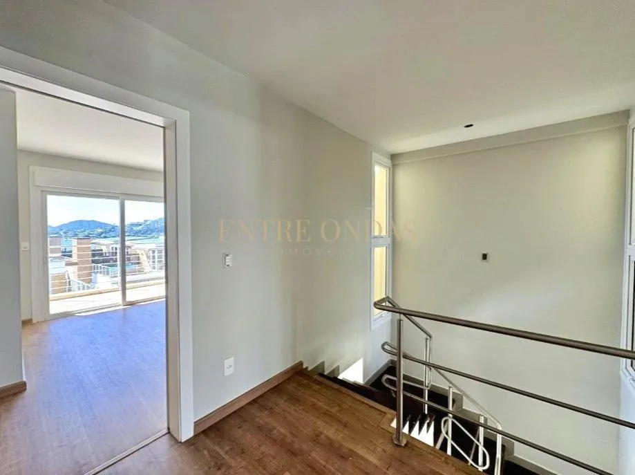 Water view in a 4-bedroom house, 263 m² — photo 69