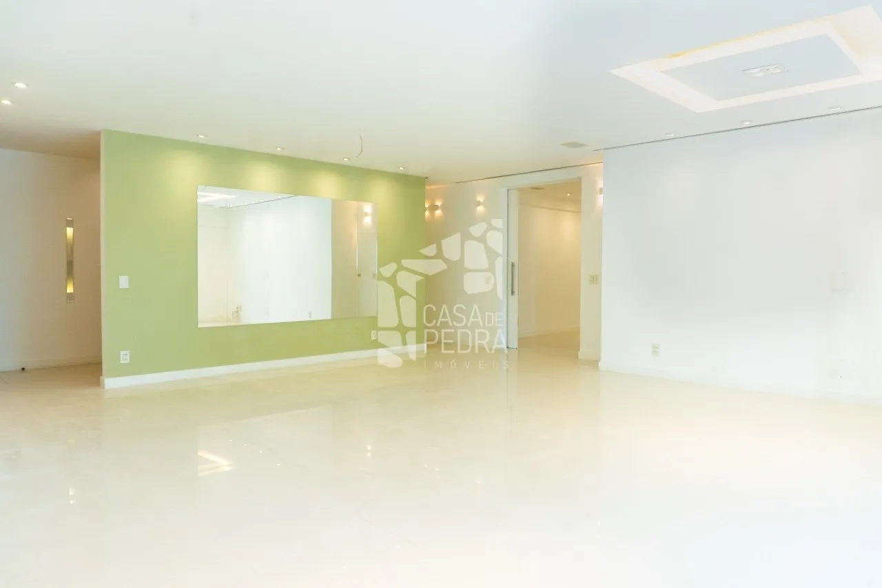 4-bedroom apartment with enclosed glass balcony — photo 4