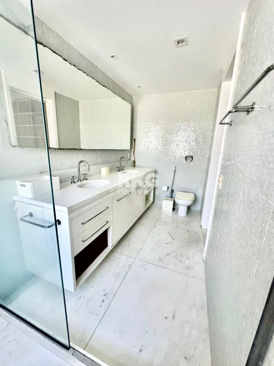 Apartamento mobiliado com 4 quartos e 4 banheiros — photo 12