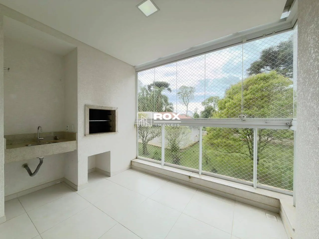 Glass-enclosed balcony in a 3-bedroom apartment, 105 m² — photo 6