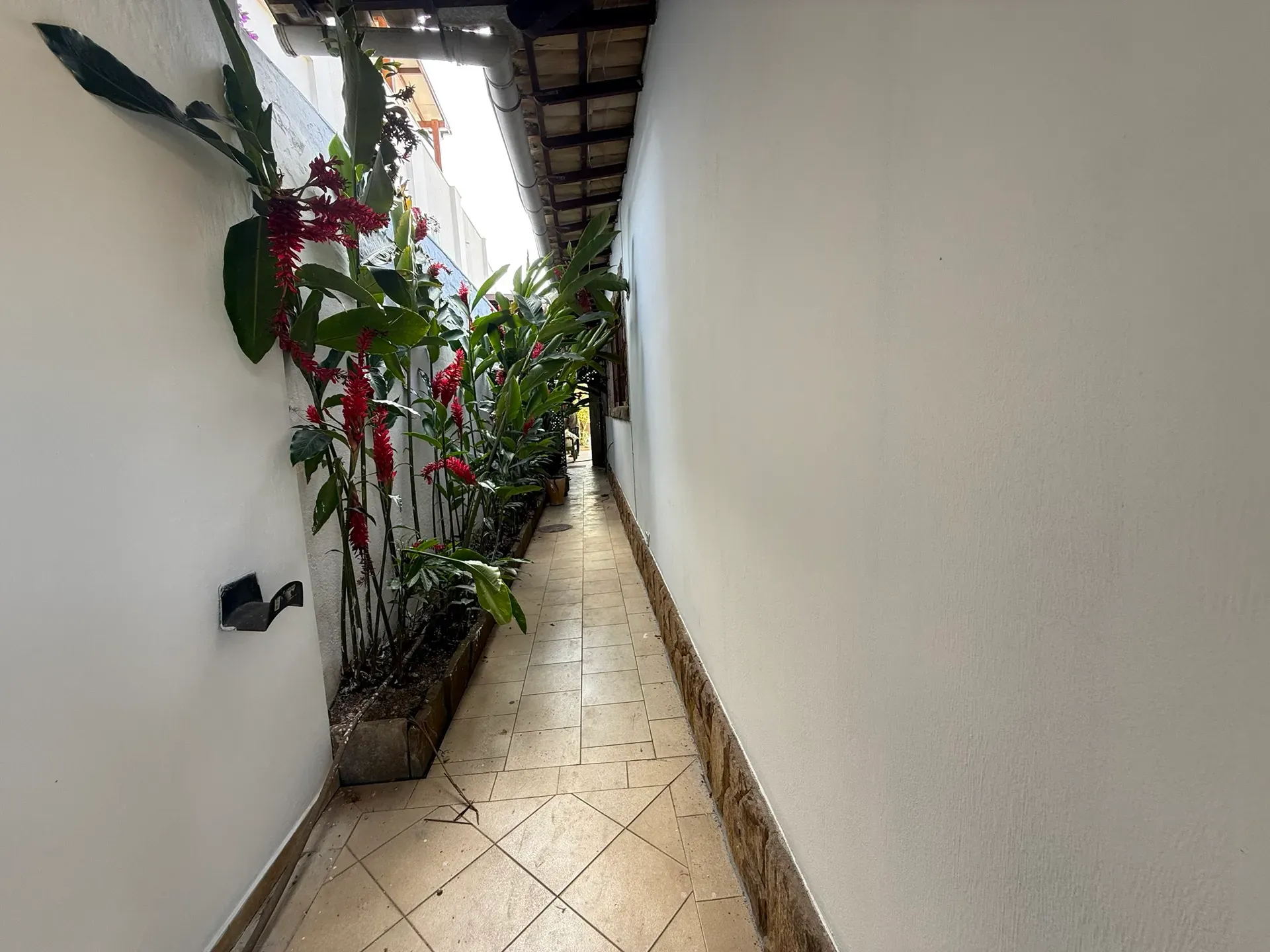 Furnished house, 350 m², with a glass-enclosed balcony — photo 34