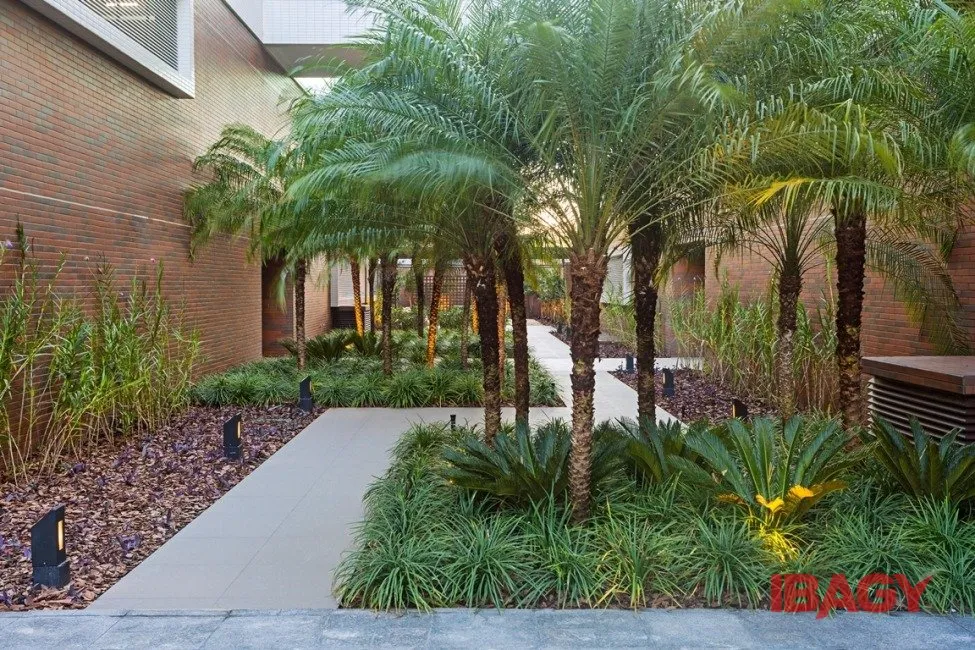 Furnished 2-suite apartment with enclosed balcony — photo 42