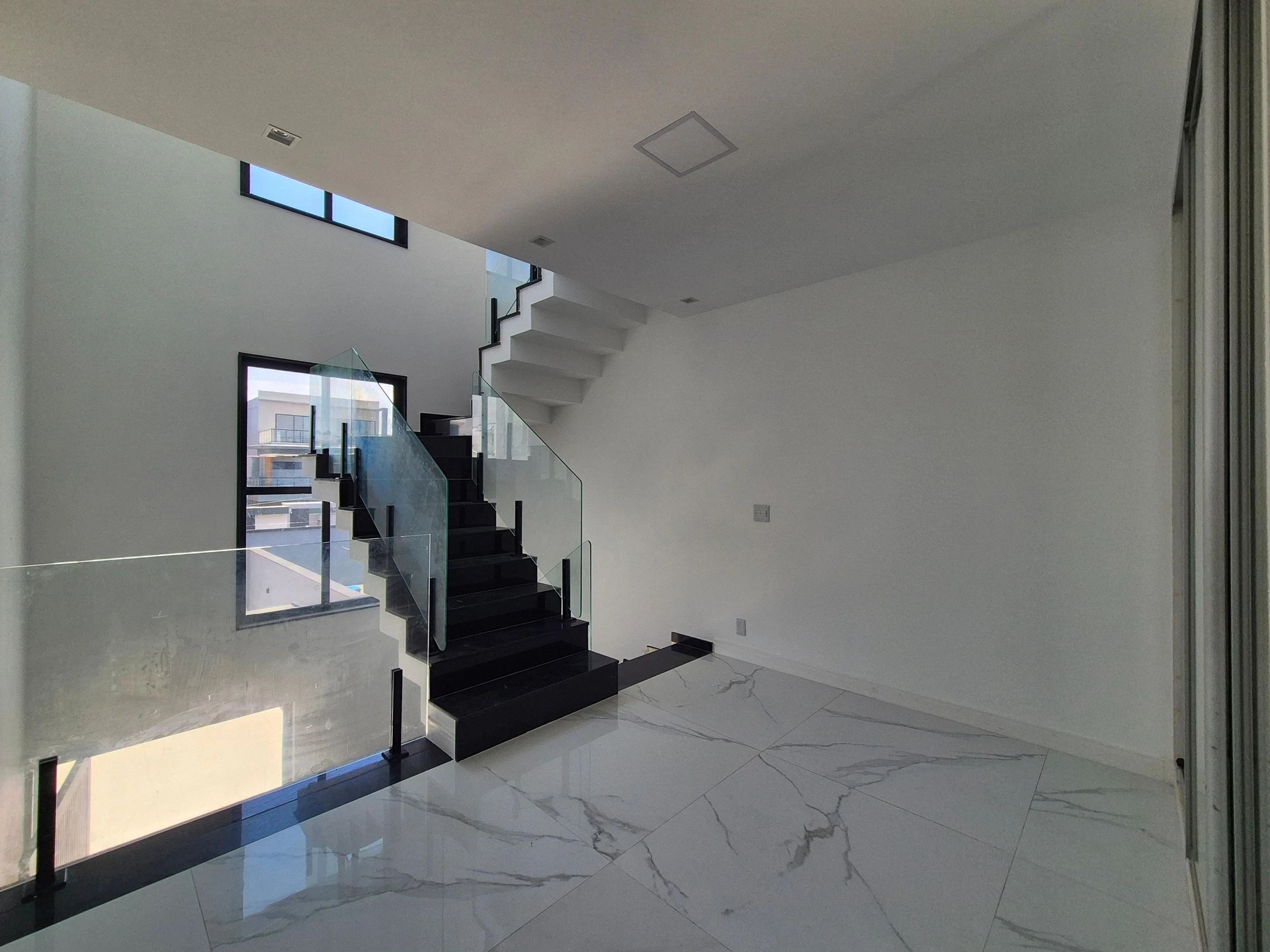Ventanales de piso a techo y 5 dormitorios: casa de 403 m² — photo 38