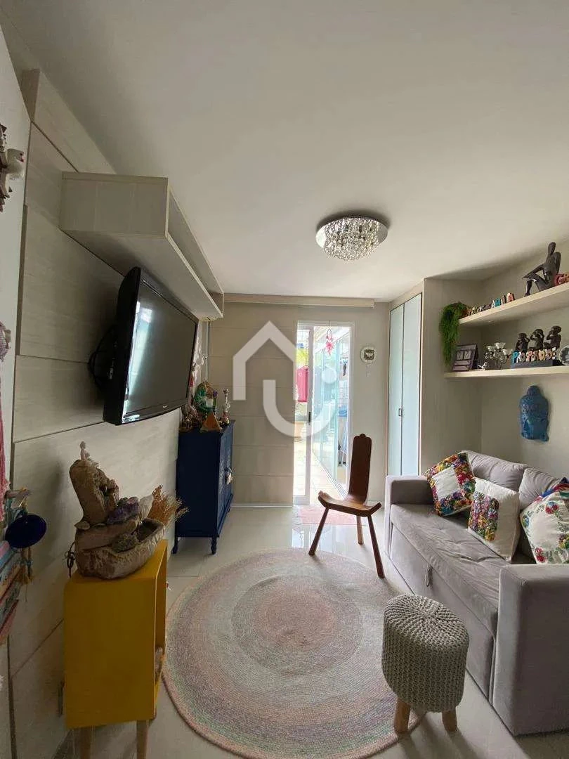 Walk-in closet in a 4-bedroom apartment, 210 m² — photo 21