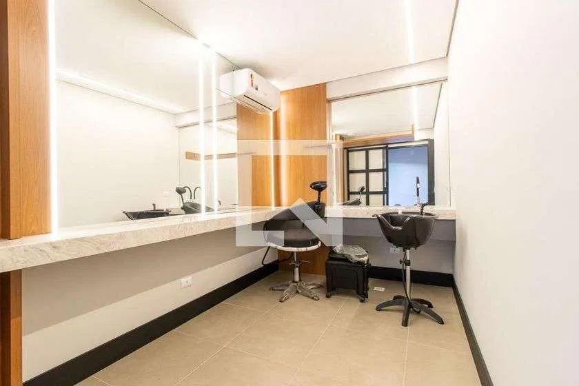 Unfurnished 1-bedroom apartment with a compact kitchen — photo 23