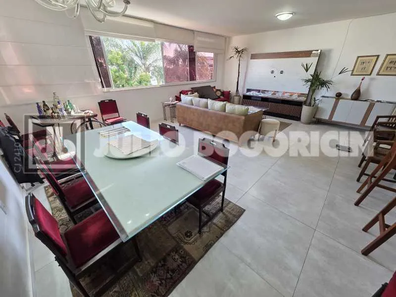 Unfurnished rental apartment with 4 bedrooms and 4 bathrooms