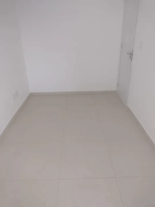 Unfurnished 2-bedroom apartment with compact kitchenette — photo 11