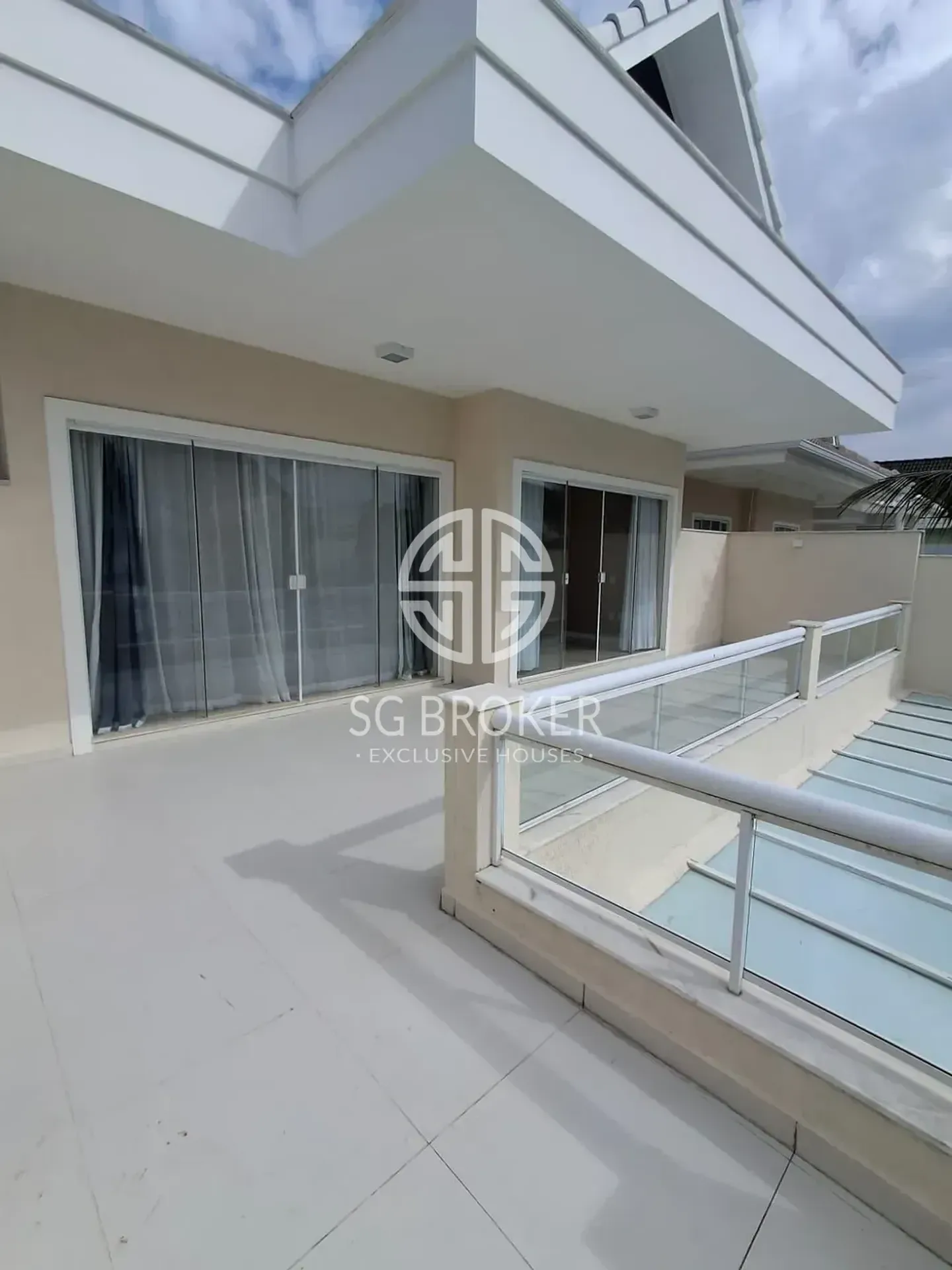 Casa com 5 suítes e 5 banheiros, 330 m² — photo 17