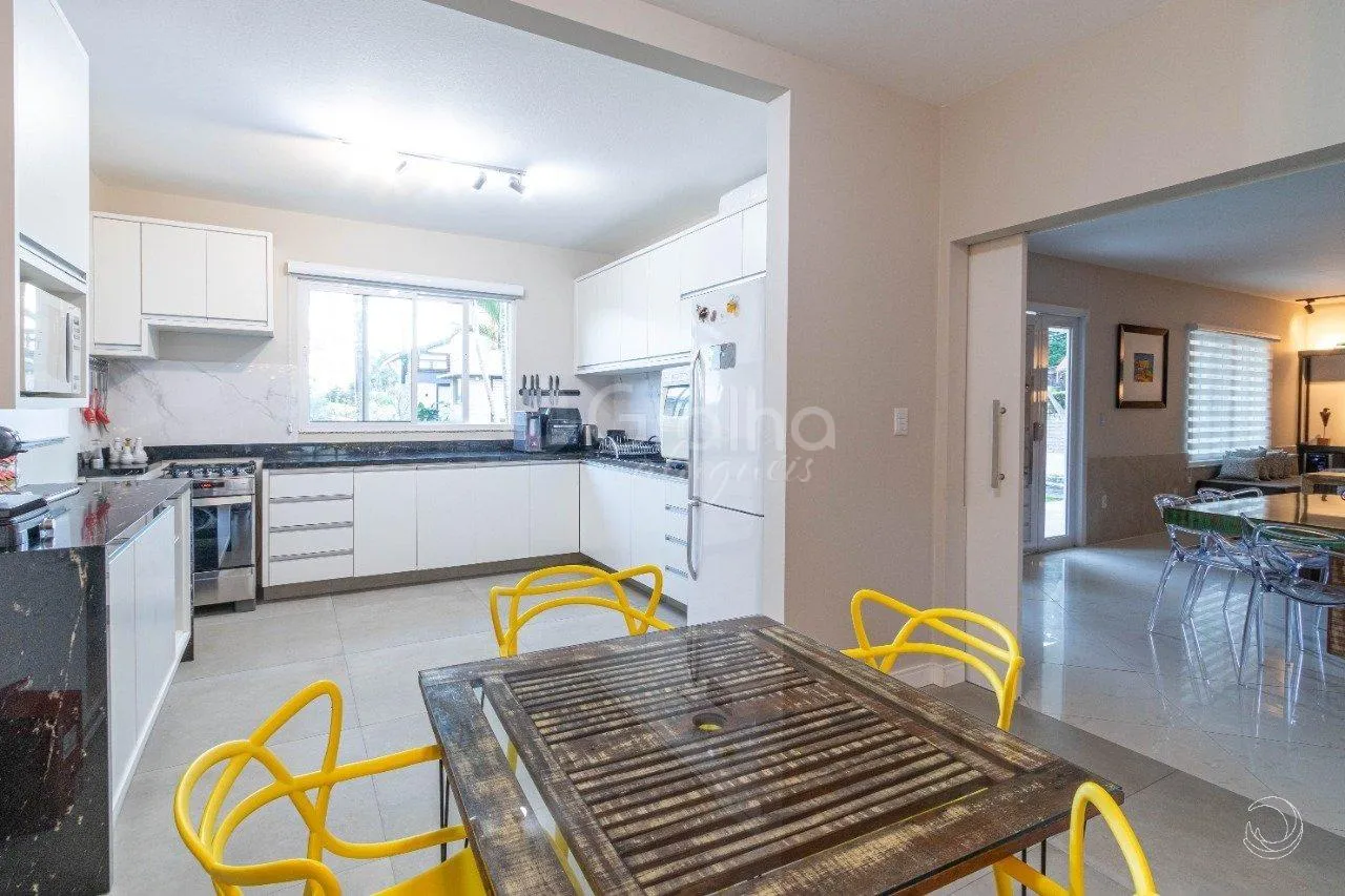 5-bedroom house with a fireplace in Florianópolis — photo 2