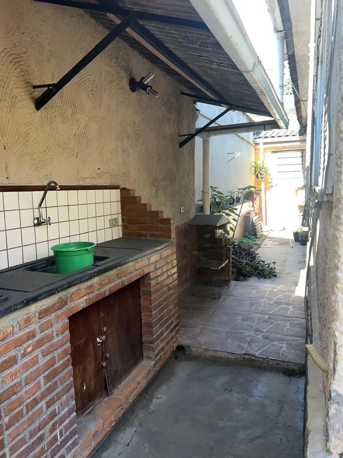 Casa com 4 quartos e cozinha fechada com armários — photo 31