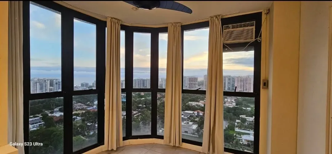 Apartment with 3 bedrooms and city plus water views — photo 25